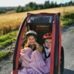 sykkelvogn rød med to barn ute