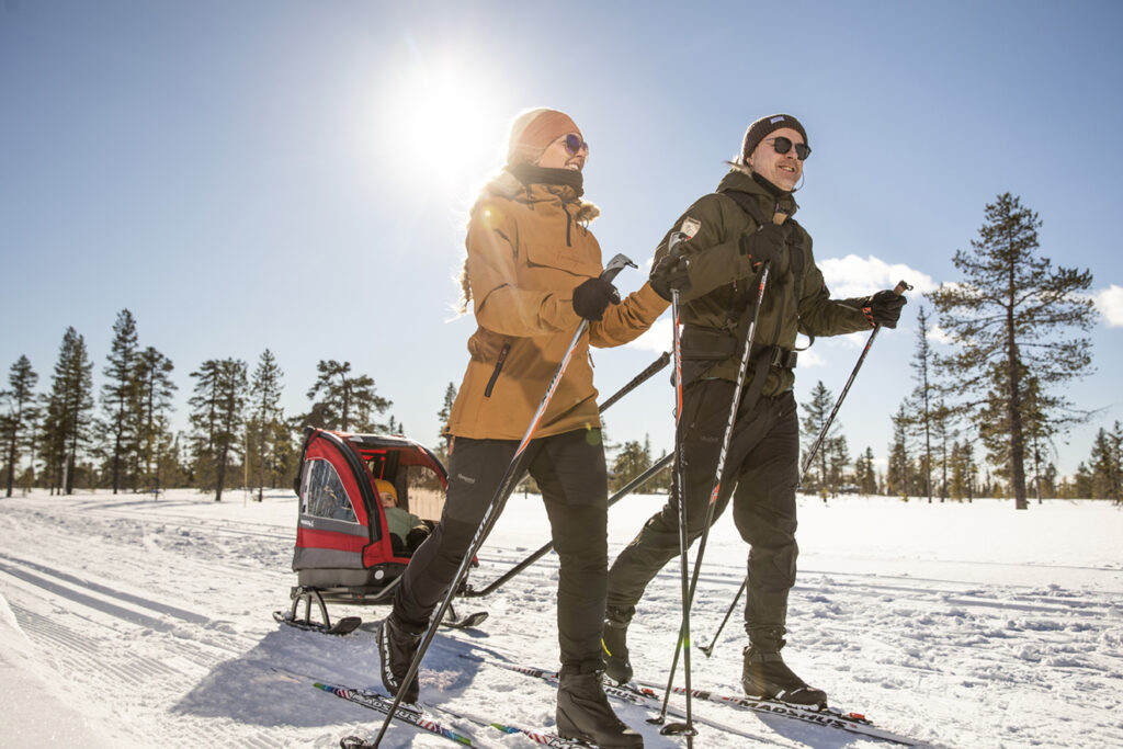 Familie på skitur med Nordic Cab explorer pulk