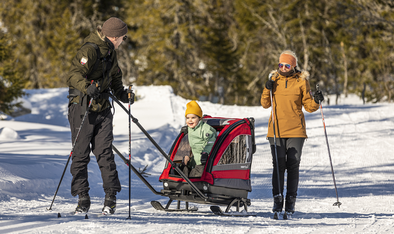Familie på tur med Nordic Cab Explorer pulk til to eller et barn