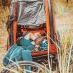 barn som sover i Nordic Cab sykkelvogn