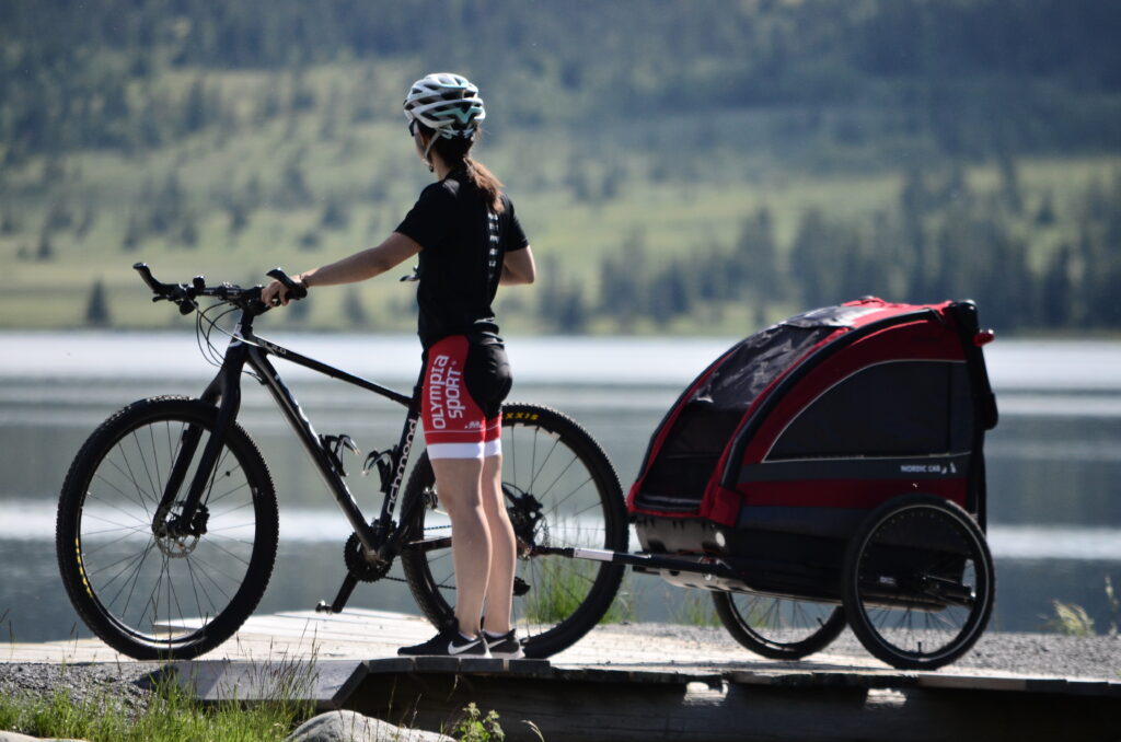 Rød Nordic Cab sykkelvogn med jente utendørs