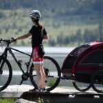 Rød Nordic Cab sykkelvogn med jente utendørs