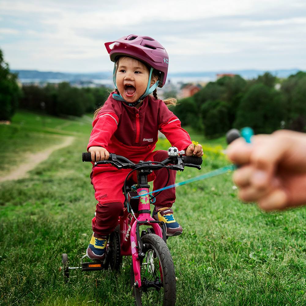 barn på sykkel trekkes med kidreel